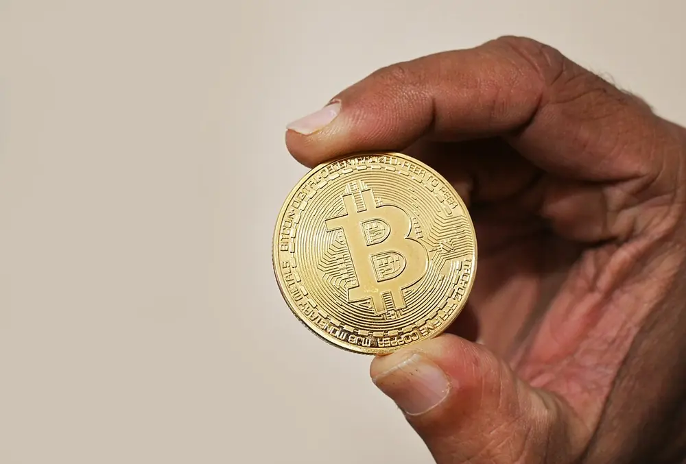 crypto deposit betting sites - holding a bitcoin coin