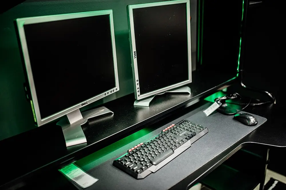 Dual monitor gaming desk - contact IrishBetGuide