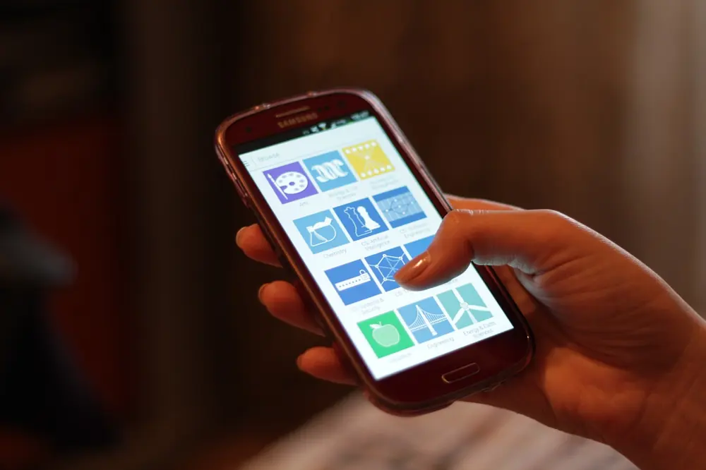 Using a smartphone - bet with crypto no kyc