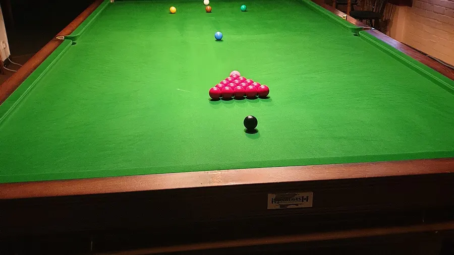 how to bet on snooker from ireland - snooker table with the balls racked before the break